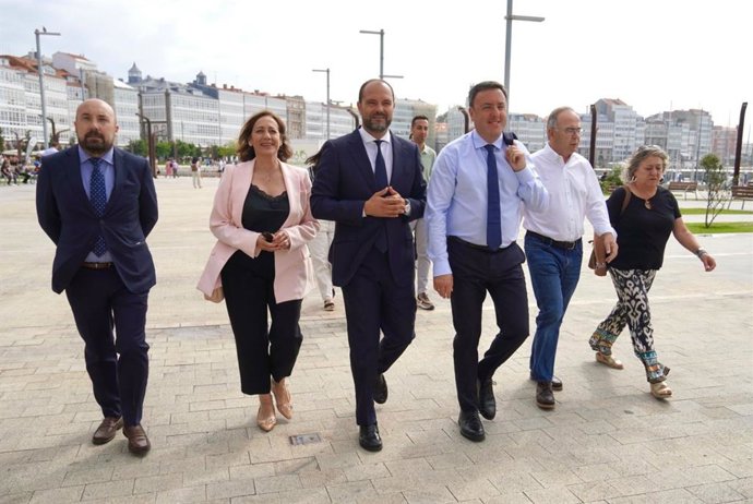El secretario xeral del PSdeG, Valentín González Formoso, junto a cargos socialistas antes del pleno de constitución de la nueva corporación de la Diputación de A Coruña