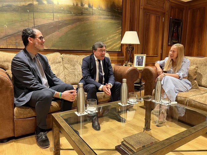 Nota Informativa Y Fotografía De La Reunión Con Representantes Del Consejo Consultivo De La Rioja