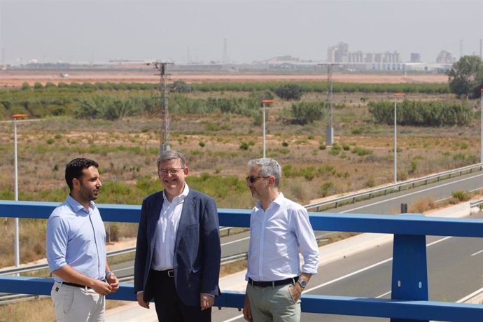 Darío Moreno, Ximo Puig y Arcadi España, en una visita a Sagunt