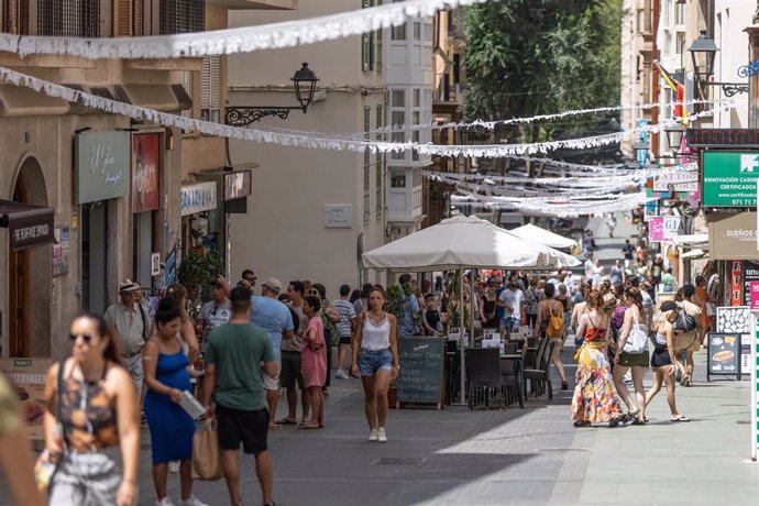 Turistas paseando por las calles de Palma, a 11 de julio de 2023, en Palma de Mallorca, Mallorca, Baleares (España).  