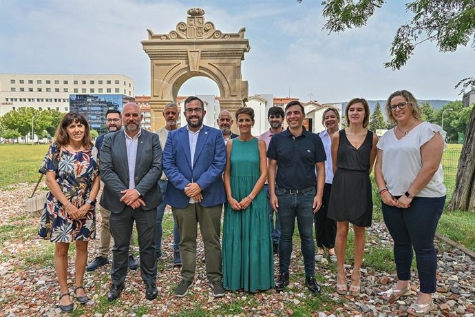 El número uno del PSN al Senado, Javier Remírez, en un acto electoral con María Chivite y otros miembros del PSN junto a la puerta de la antigua cárcel de Pamplona.