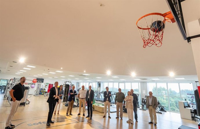 Rueda, en una visita a las instalaciones del Grupo Jim Sports en Palas (Lugo).