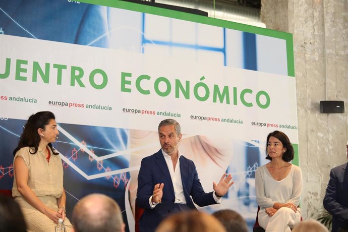 El vicesecretario de Economía del PP, Juan Bravo, durante su participación en un encuentro económico de Europa Press Andalucía junto al presidente de ATA, Lorenzo Amor; la CEO de Alestis Aerospace, María Eugenia Clemente; la directora de Relaciones Corp