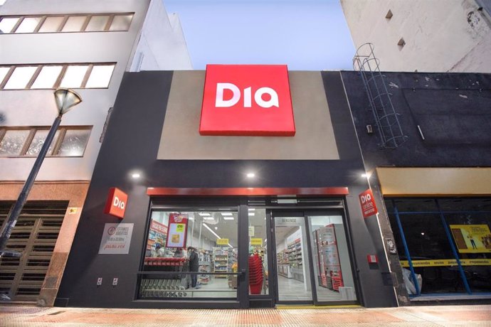 Archivo - Fachada de supermercado Dia