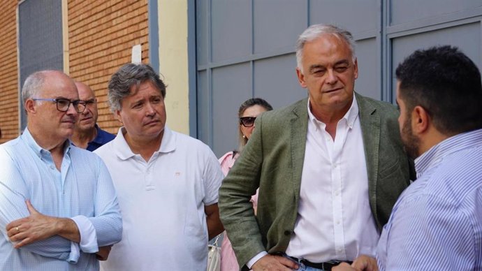 El vicesecretario de Institucional del Partido Popular y cabeza de lista al Congreso por Valencia, Esteban González Pons, visita Bonrepós i Mirambell