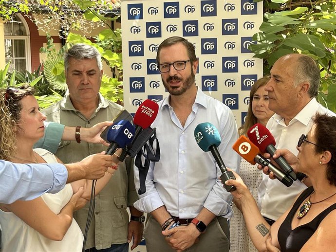 Maroto atiende a los periodistas en Algeciras.