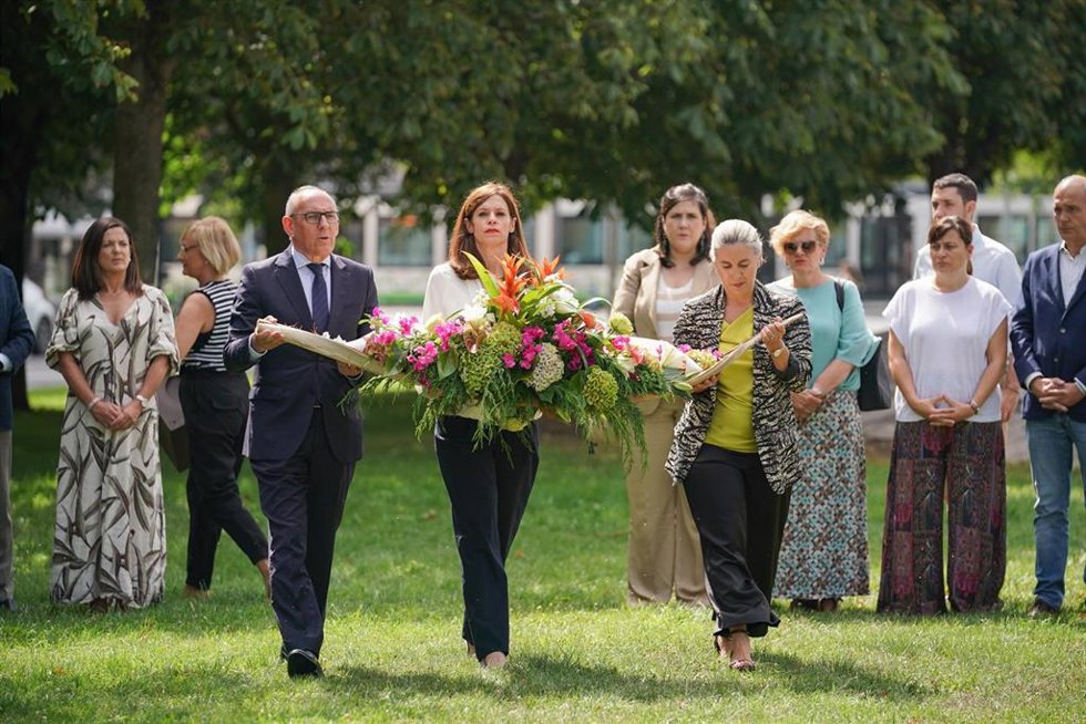 Las instituciones alavesas han homenajeado a Miguel Ángel Blanco en el vigésimo sexto aniversario de su asesinato a manos de ETA