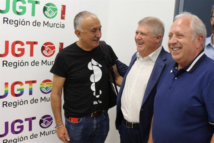 El secretario general del PSOE de la Región de Murcia, Pepe Vélez, acompañado del secretario general de UGT a nivel nacional y regional, Pepe Álvarez y Antonio Jiménez