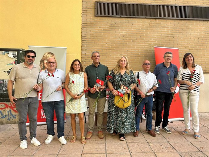 Miguel Dalmau, con candidatos al Congreso, Lola Ranera y miembros de la candidatura socialista han participado en una mesa informativa.