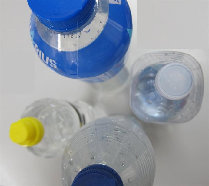 El reparto de agua será una de las medidas que se aplicarán este domingo de jornada electoral para hacer frente al calor en los colegios electorales.