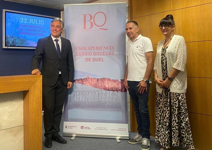 El Consejero de Cultura, Turismo, Juventud y Deporte, Jose Luis Pérez Pastor, el alcalde de Quel, Víctor Rada, y la concejala de Turismo de Quel, María Pilar Pérez.