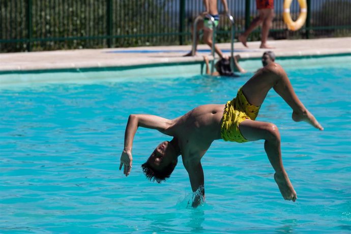 Una persona juega en las piscinas 