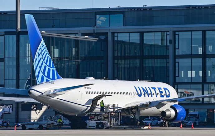 Archivo - FILED - 28 March 2022, Brandenburg, Schoenefeld: A United Airlines passenger aircraft stands at the capital's BER airport. Photo: Patrick Pleul/dpa-Zentralbild/dpa