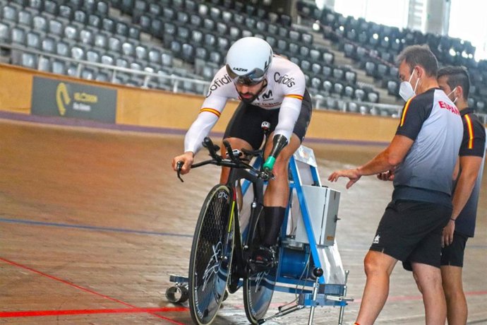 Archivo - Félix García Casas toma el tiempo a Alfonso Cabello durante un entrenamiento