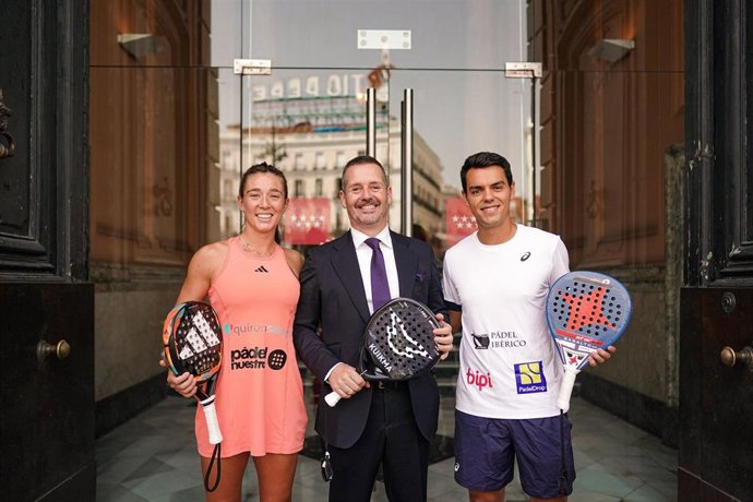 El consejero de Cultura, Turismo y Deporte de la Comunidad de Madrid, Mariano de Paco, ha recibido a algunos de los participantes en el Madrid Premier Padel, que se disputará hasta el próximo domingo en el Madrid Arena.