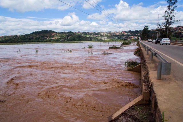 Archivo - Crecida en un río por las lluvias torrenciales en la capital de Ruanda, Kigali