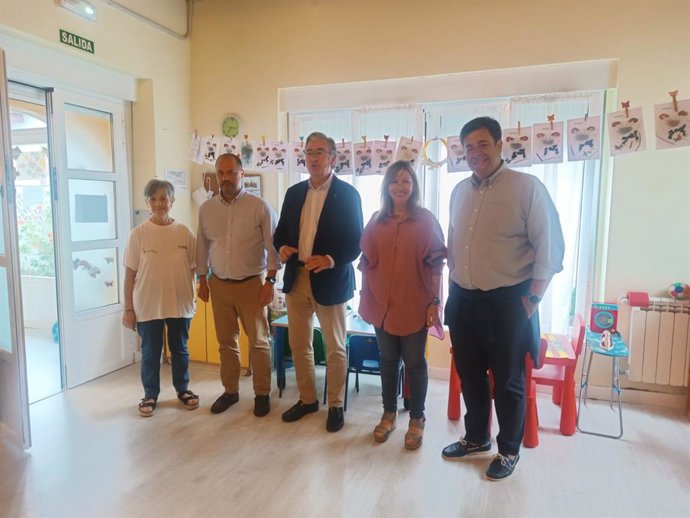 El cabeza de lista del Partido Popular al Senado por Asturias, Pablo González, durante una visita al centro de educación infantil El Bibio, en Gijón.