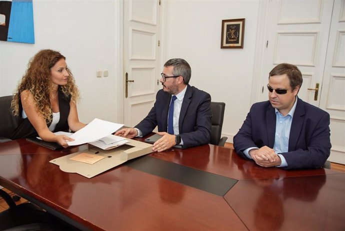 La delegada del Gobierno, Ainoa Quiñones, Con el presidente del Consejo Territorial de la ONCE, Sergio Olavarría, y el delegado territorial de la organización, Óscar Pérez