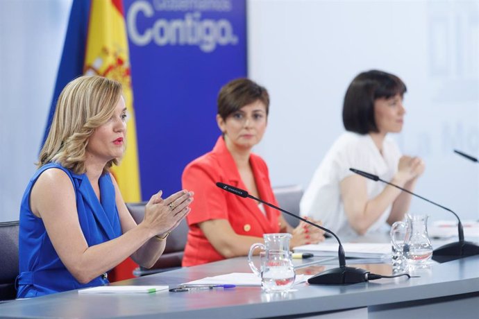  La ministra de Educación  Pilar Alegría; la ministra de Política Territorial y portavoz del Gobierno, Isabel Rodríguez y la ministra de Ciencia e Innovación, Diana Morant, a su llegada a una rueda de prensa posterior a la reunión del Consejo de Ministro