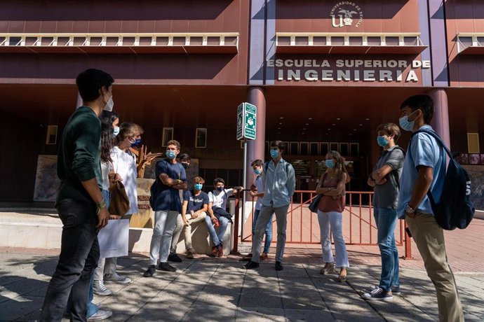 Archivo - Imagen de archivo de estudiantes en la puerta de la Escuela Superior de Ingeniería de la Universidad de Sevilla (US).