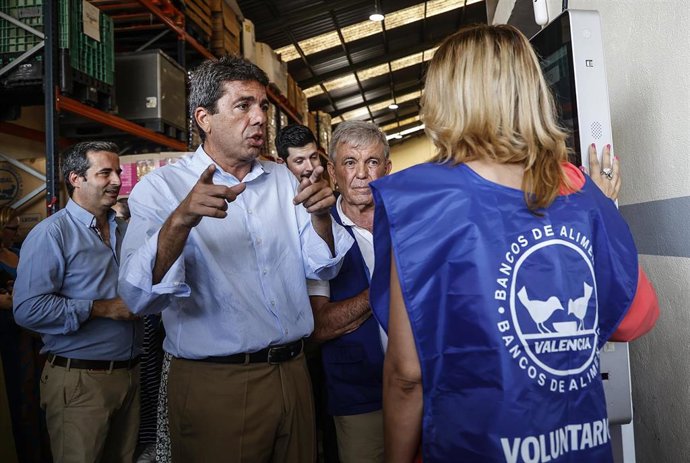 El president de la Generalitat valenciana, Carlos Mazón (2i), visita las instalaciones del Banco de Alimentos de Valencia acompañado del Presidente del Banco de Alimentos, Jaime Serra (c).
