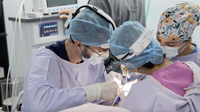 El equipo de otorrinolaringología de Quirónsalud Zaragoza realiza cirugías de rinoplastia en un voluntariado en México.