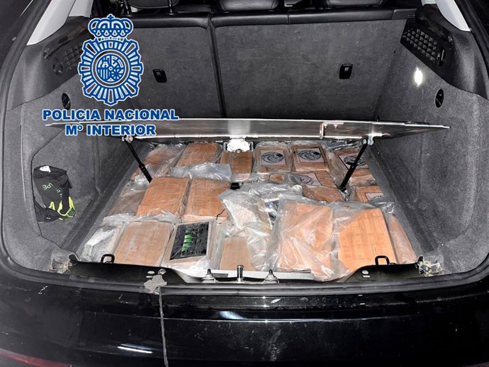 La Policía Nacional detiene a dos hombres por transportar 100 kilos de cocaína en dos coches