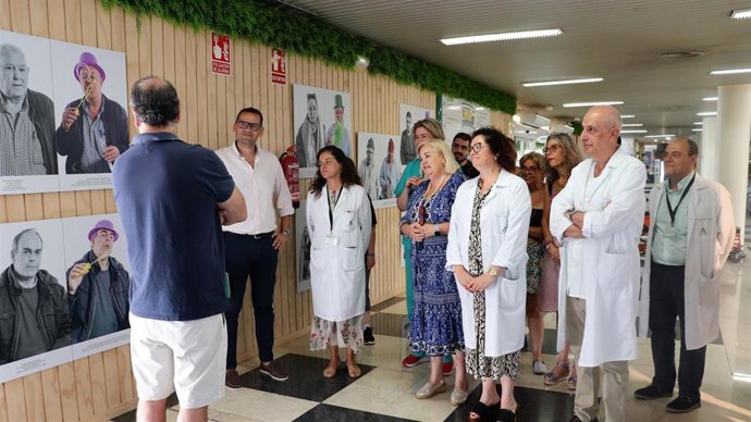 Exposición itinerante 'Aprende a quererte' de Faisem en el Hospital Juan Ramón Jiménez de Huelva.