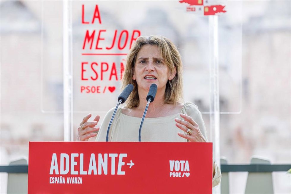 La vicepresidenta y ministra para la Transición Ecológica y el Reto Demográfico, Teresa Ribera, atiende a los medios antes de visitar una explotación resinera en la Puerta del Castilla, a 17 de julio de 2023, en Coca, Segovia, Castilla y León (España).