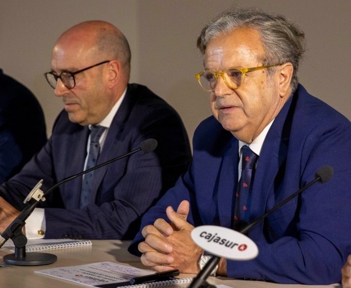 El presidente de la Diputación de Córdoba, Salvador Fuentes (dcha.), junto al consejero delegado de Cajasur, Joseba Barrena.