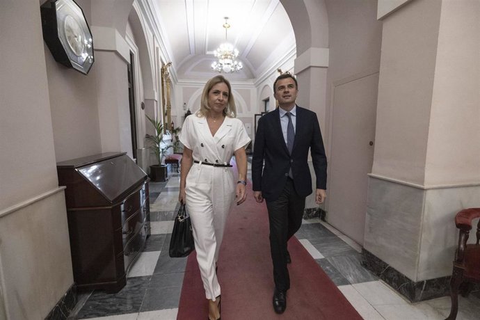 Almudena Martínez con el alcalde de Cádiz.