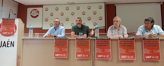 Óskar Martín en la asamblea con jubilados y pensionistas