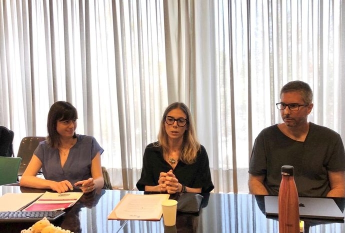 La directora de Innovación, Investigación y Estrategia Digital, Cristina Vill, la presidenta de 3Cat, Rosa Rom, y el responsable el departamento de Artes digitales y Videojuegos, Oriol Boira, a 18 de julio de 2023.