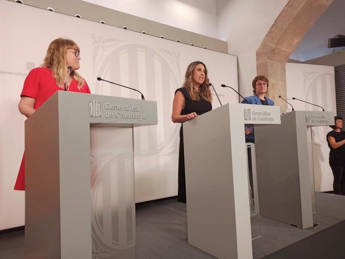 La consellera de Cultura Natlia Garriga, la portavoz Patrícia Plaja y la consellera de Educación Anna Simó, en la rueda de prensa tras el Consell Executiu
