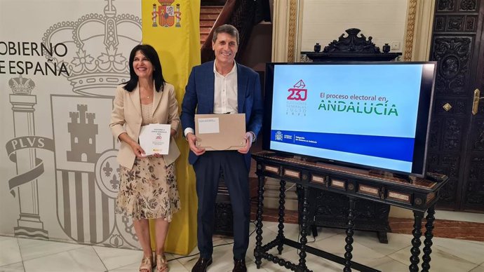 El delegado del Gobierno de España en Andalucía, Pedro Fernández, acompañado de la subdelegada en Granada, Inmaculada López Calahorro, presenta el dispositivo de las Elecciones Generales en Andalucía.