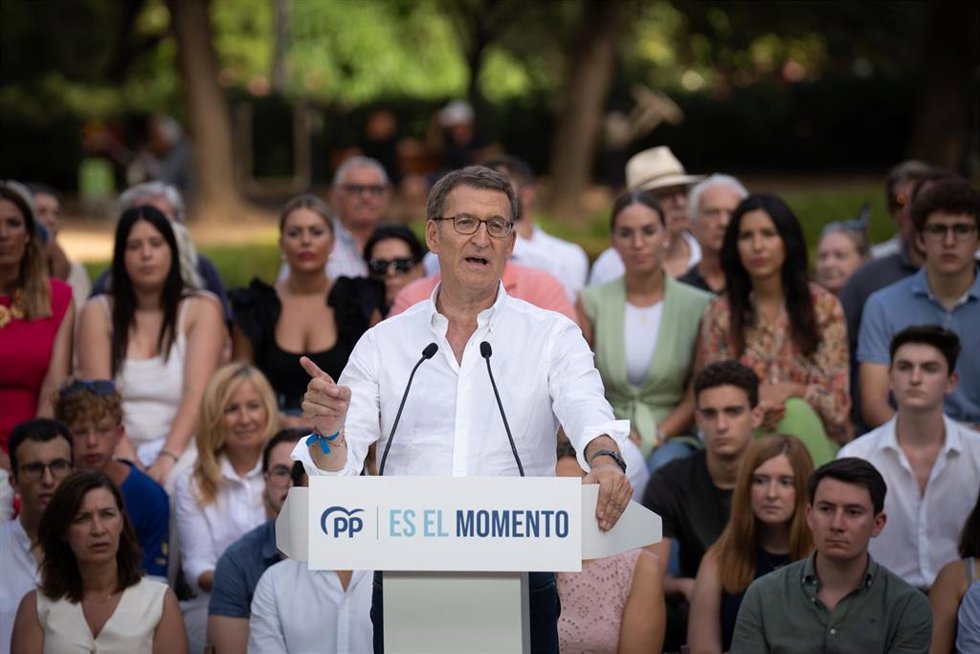 El candidato del PP para la Presidencia del Gobierno, Alberto Núñez Feijóo, durante un mitin para las elecciones del 23J en Turó Park, a 17 de julio de 2023, en Barcelona, Catalunya (España). Feijóo ha participado en un mitin de su partido de cara a las