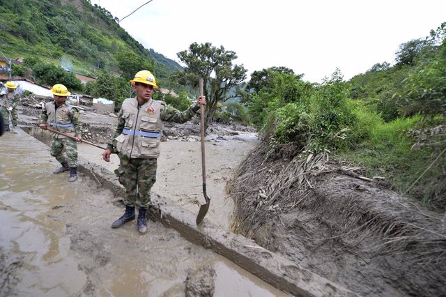 Archivo - SALGAR, May 19, 2015  Image provided by Colombia's Defense Ministry shows soldiers cleaning a road after a mudslide in Salgar Municipality of northwest Colombia's Antioquia Department May 18, 2015. Forty people were killed and 20 others injured 