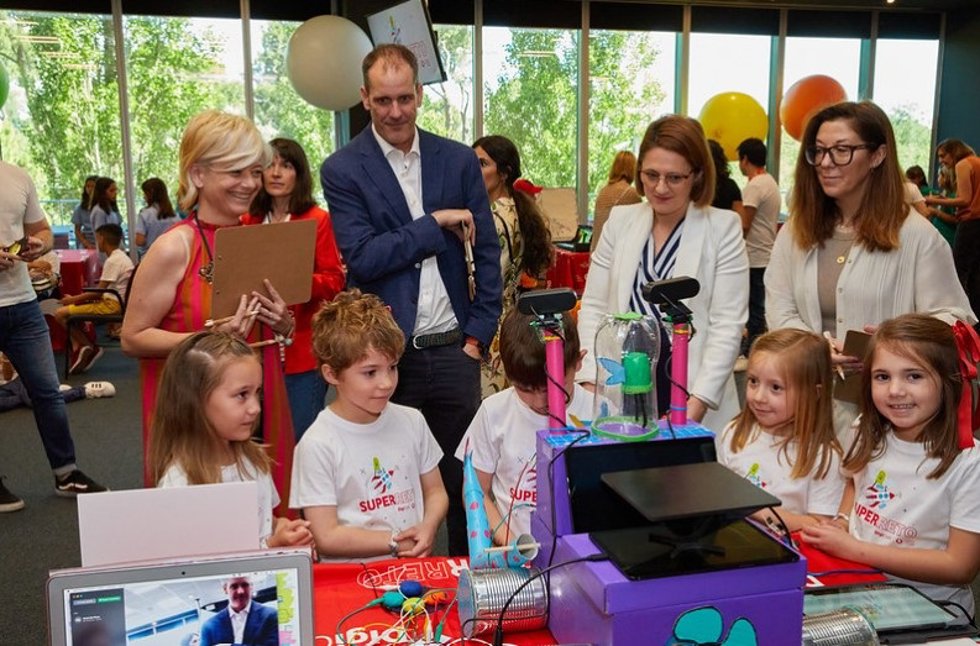 Jurado visitando los proyectos del 'SuperReto DigiCraft'