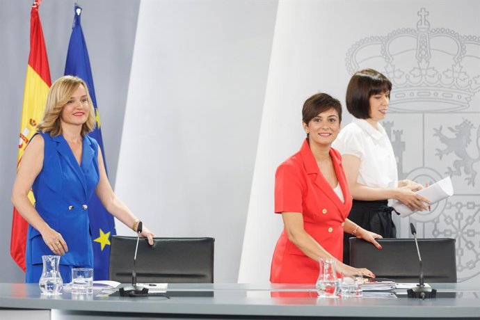 (I-D) La ministra de Educación y Formación Profesional, Pilar Alegría; la ministra de Política Territorial y portavoz del Gobierno, Isabel Rodríguez y la ministra de Ciencia e Innovación, Diana Morant
