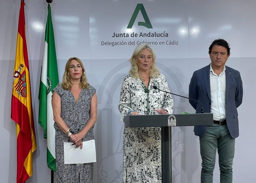 Mercedes Colombo con Daniel Sánchez e Inmaculada Olivero en rueda de prensa.