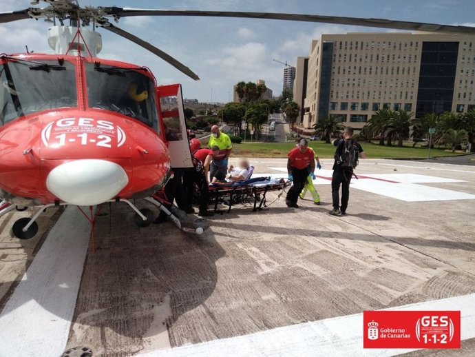 Helicóptero del GES trasladando a la herida al hospital