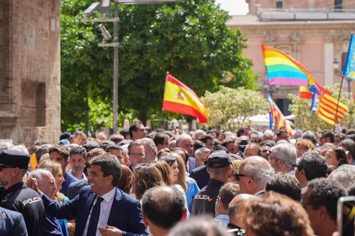 El nuevo presidente de la Generalitat valenciana, Carlos Mazón, a su llegada al traspaso de poderes tras la toma de posesión