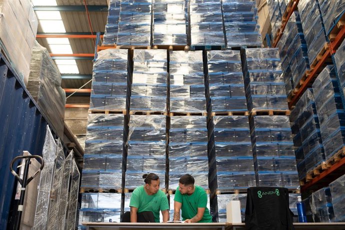 Operarios organizan el material electoral para las próximas elecciones generales del 23 de julio en el almacén de urnas, a 18 de julio de 2023, en Barcelona, Catalunya (España). 