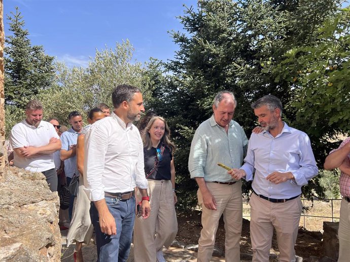 El secretario de Organización del PSOE de Málaga, José Bernal, el secretario general del PSOE-A, Juan Espadas, y de Málaga, Daniel Pérez, en Yunquera (Málaga) .