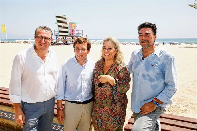La candidata al Congreso por Alicante, Macarena Montesinos (2d); el alcalde de Alicante, Luis Barcala (1d); el presidente de PP de la provincia de Alicante, Toni Pérez (1i), y el alcalde de Madrid, José Luis Martínez Almeida (2i), en un acto en Alicante 