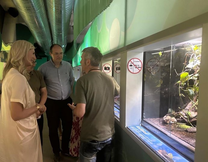 La concejala de Educación y Cultura del Ayuntamiento de Valladolid, Irene Carvajal, y el concejal de Medio Ambiente, Alejandro García Pellitero, en su visita a la Casa del Río.