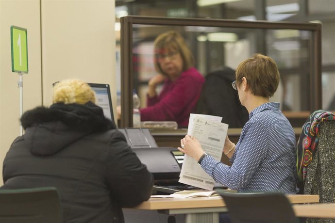 Archivo - Trabajadores, trabajador, trabajo, Seguridad Social, Oficina de empleo, funcionario,  funcionarios, empleo, empleos, oficinas, empresa, empresas