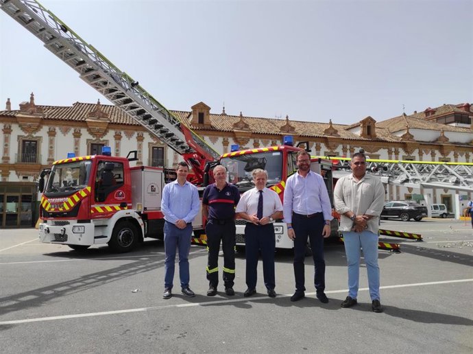 El presidente de la Diputación de Córdoba, Salvador Fuentes (centro), ante los nuevos vehículos de bomberos.