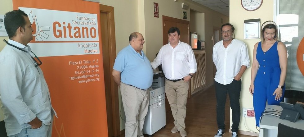 El candidato número 1 del Congreso por el PSOE de Huelva, Gabriel Cruz, durante la visita al Secretariado Gitano.