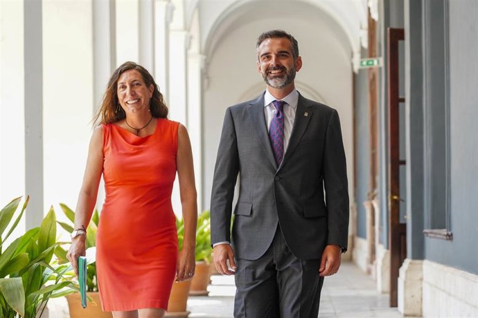 El consejero de Sostenibilidad, Medio Ambiente y Economía Azul de la Junta de Andalucía y portavoz del gobierno, Ramón Fernández-Pacheco y la consejera de Inclusión Social, Juventud, Familias e Igualdad, Loles López, a su llegada a la rueda de prensa tr